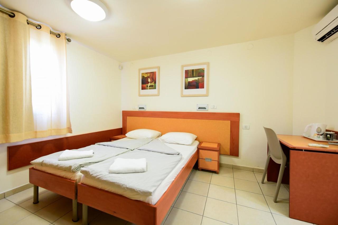 Hi - Arad Hostel Екстер'єр фото